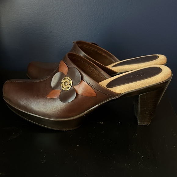 NIB Bass Heels - Brown 8.5 - Picture 5 of 6